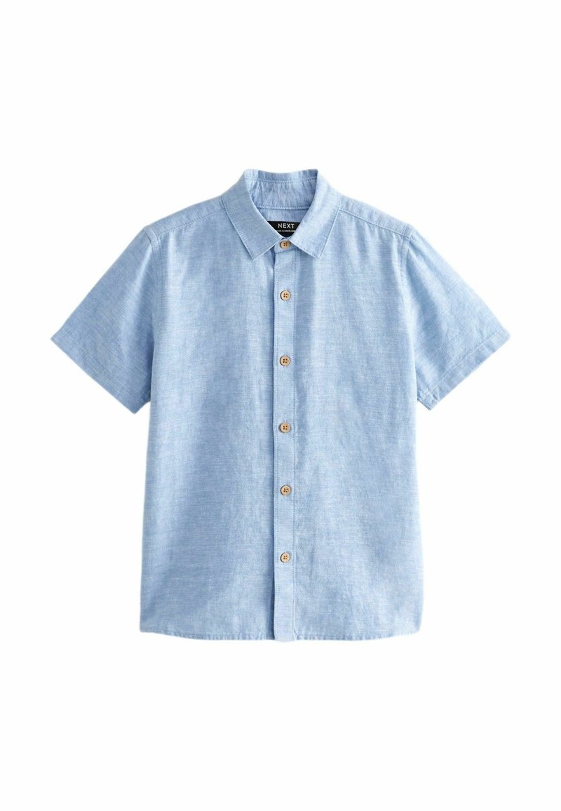 Chemise bleu clair à manches courtes avec boutons marron et col classique, étalée à plat sur un fond blanc.