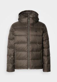 Veste d'hiver matelassée marron pour homme avec capuche, fermeture éclair avant, poches latérales zippées et petit logo "ck" sur la poitrine.