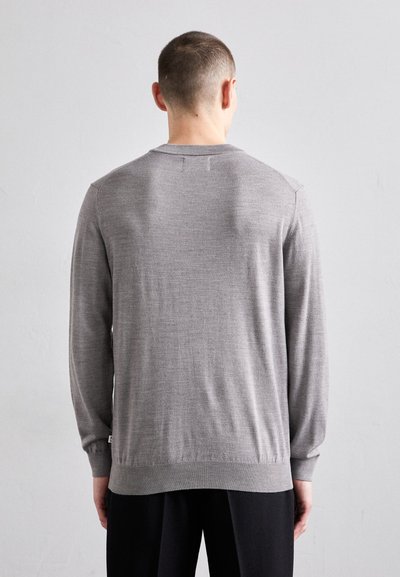 Hallhalli halli sviiter, millel on ribi krae ja allääre. Omab siledat tekstuuri ja minimalistlikku disaini, näidatud tagantpoolt.