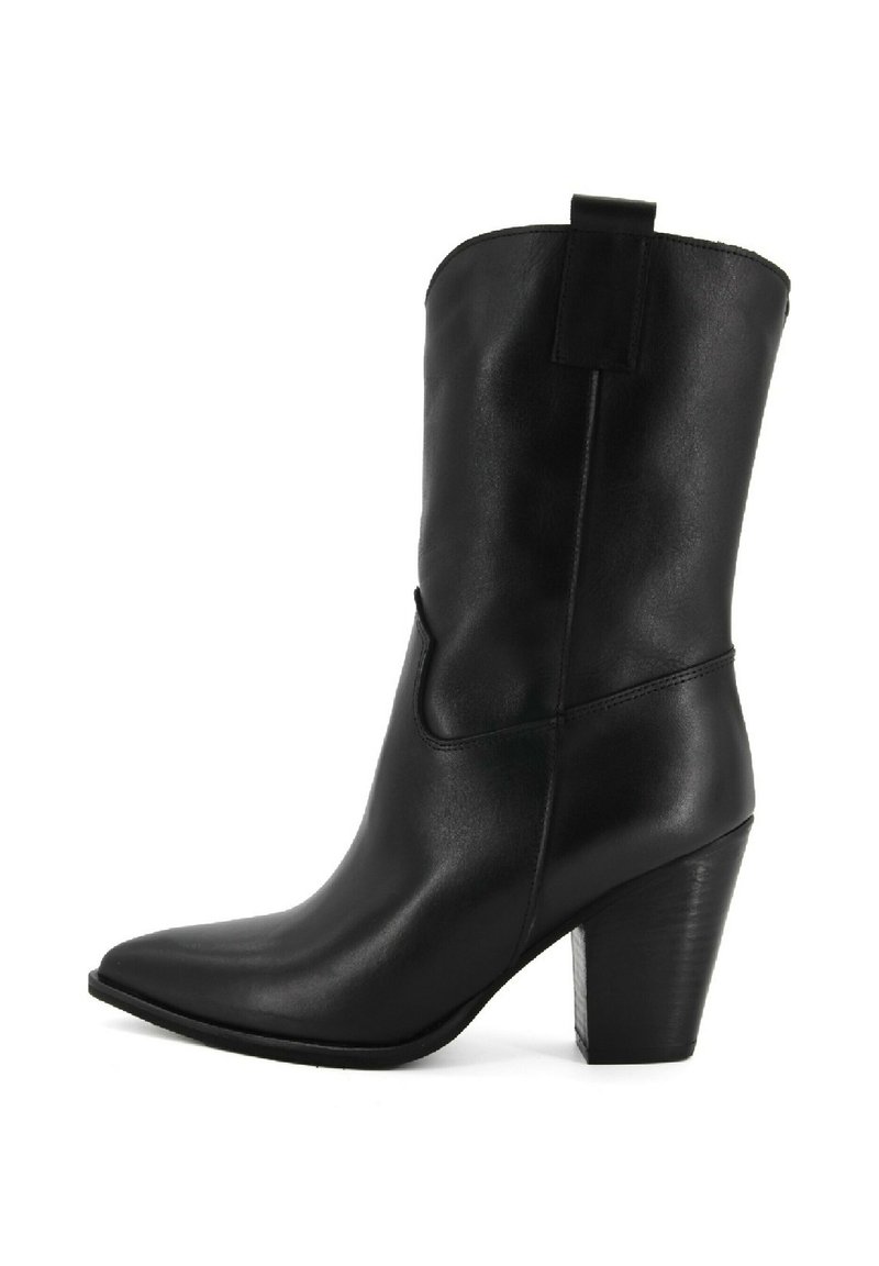 Stivali da cowboy in pelle nera con punta appuntita, tacco inclinato e una linguetta nella parte superiore. Texture liscia e design minimalista.