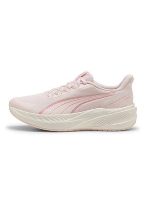 Sneaker atletica rosa chiaro con suola bianca spessa, tomaia in mesh, logo Puma sul lato e chiusura con lacci.