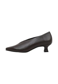 Zapato de tacón negro, con punta afilada, hecho de cuero liso. Presenta un diseño elegante con un tacón bajo tipo bloque y acentos mínimos.
