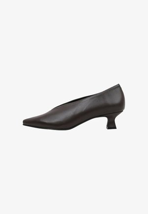 Escarpin noir à bout pointu en cuir lisse. Présente un design épuré avec un petit talon carré et des accents minimaux.