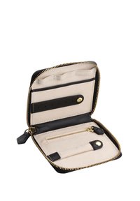 Juodas odinis piniginė su auksiniu užtrauktuku, smėlio spalvos vidus, kortelių kišenės ir užtrauktuku uždaroma skyrius monetoms. Plokščias dizainas su struktūruota forma.