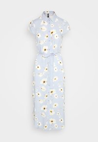 Ljusblå klänning med korta ärmar, blommönster i vitt och gult, knäppning med knappar och midja med bälte. Midi-längd, mjukt tyg.