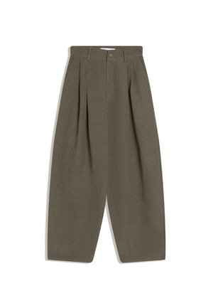 Nohavice s záhybmi v tlmenej olivovo zelenej látke, s vysokým pásom, širokými nohavicami a jednoduchým zapínaním na predný gombík. Hladká textúra.
