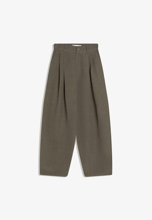 Nohavice s záhybmi v tlmenej olivovo zelenej látke, s vysokým pásom, širokými nohavicami a jednoduchým zapínaním na predný gombík. Hladká textúra.