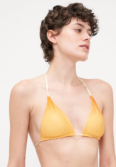 Trīsstūrveida bikini tops gradientā no oranžas līdz dzeltenai, ar plānām, regulējamām krēmkrāsas siksnām un savērtām detaļām malās.