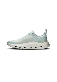 Scarpe sportive azzurro chiaro con una tomaia in mesh testurizzato, una suola spessa e ammortizzata di colore bianco, e fori di ventilazione nella parte inferiore per la traspirabilità.