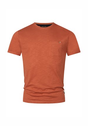 Rozsdabarna pamut póló rövid ujjakkal, kerek nyakkal és bal oldalon mellzsebkendővel, vízszintes háromszínű részletdíszítéssel.