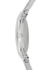 Stříbrné hodinky s leštěným kovovým pouzdrem, síťovým páskem a kulatým ciferníkem. Na boku se nachází korunka a hladký, plochý zadní kryt.