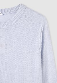Jasnoniebieski sweter dzianinowy z okrągłym dekoltem, żebrowanym kołnierzem i lekko teksturowanym materiałem. Posiada długie rękawy i luźny krój.