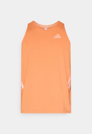 Oranje atletisch tanktop, gemaakt van zachte stof. Heeft een ronde hals, roze accentstrepen aan de zijkanten en een klein logo op de borst.