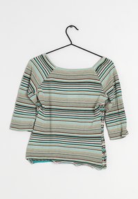 Haut rayé avec un large décolleté, manches 3/4 et détails de laçage sur les côtés. Les couleurs comprennent le bleu, le marron, le noir et le crème en rayures horizontales variées.