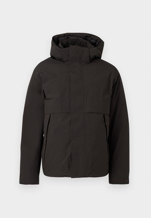 Schwarze wasserdichte Jacke mit Kapuze, die ein minimalistisches Design, einen Frontreißverschluss und zwei Seitentaschen aufweist. Glatte Textur und elastische Bündchen.