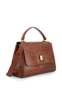 Brun læderhåndtaske med krokodillemønster, top-håndtag, justerbar skulderrem og guldtonet rektangulært lås.
