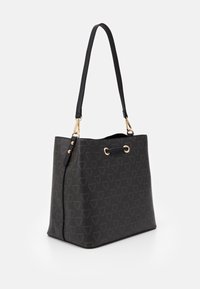 Borsa a tracolla nera in ecopelle con un motivo triangolare texturizzato, dettagli in oro e una sola tracolla.