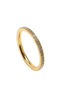 Pierścionek w złotym odcieniu, z cienkim pierścieniem ozdobionym wieloma przezroczystymi kryształami na zewnętrznej krawędzi, gładkie wykończenie i okrągły kształt.