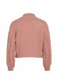Pleteni pulover v nežno rožnati barvi, z visokim ovratnikom, skrajšano dolžino in rokavi z pletenim vzorcem ter rebrovanim robom.