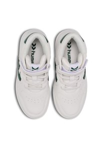 Białe sneakersy z zielonymi akcentami, wykonane z materiałów syntetycznych i siateczkowych, okrągły czubek, sznurowana konstrukcja, perforacje na czubku oraz markowe wkładki.
