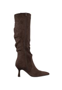 Stivale marrone in pelle scamosciata fino al polpaccio con gambale morbido, punta appuntita, cerniera laterale e tacco sottile a gattino.