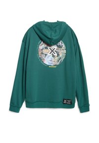 Sudadera verde con capucha y un gráfico redondeado en la parte posterior, que presenta patrones vibrantes y texto. La tela parece suave y tiene un corte relajado.