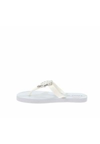 Chanclas blancas con tiras brillantes y acentos decorativos de strass plateados. Plantilla azul texturizada con una suela blanca plana y flexible.
