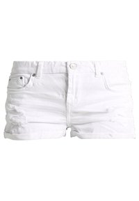 Shorts de mezclilla blanca con cintura alta, detalles desgastados en la parte delantera, dobladillo enrollado y cierre de botón metálico en la cintura.