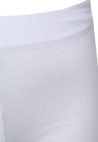 Weiße Leggings mit einer glatten, dehnbaren Textur und einem strukturierten Bund. Der Stoff ist leicht und figurschmeichelnd.