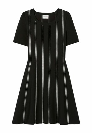 Robe noire à manches courtes avec des rayures verticales blanches, col rond, corsage ajusté et jupe évasée.