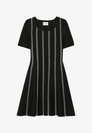 Abito nero a maniche corte con strisce verticali bianche, scollatura rotonda, corpetto aderente e gonna a ruota.