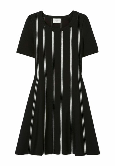 Vestido negro de manga corta con rayas verticales blancas, escote redondo, cuerpo ajustado y falda acampanada.