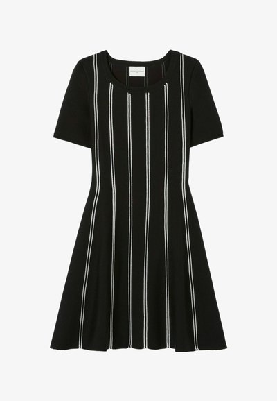 Robe noire à manches courtes avec des rayures verticales blanches, col rond, corsage ajusté et jupe évasée.