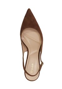 Escarpin à talon aiguille en cuir suédé marron avec une semelle intérieure beige et des finitions dorées sur la bride de cheville. Texture lisse avec une silhouette élégante.