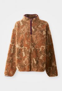 Fleece pullover met een kwartrits, met een bruin en crème camouflagepatroon en een paarse kraagaccent. Zachte, gestructureerde oppervlakte.