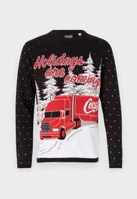 Čierny pletený sveter s červeným dizajnom nákladného auta Coca-Cola, zasneženými stromami, textom "Holidays are coming" a bielymi vzormi snehových vločiek.