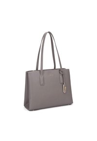 Sac fourre-tout en cuir synthétique gris avec deux poignées robustes, fermeture éclair et une étiquette d'accent doré. Texture lisse, forme rectangulaire.