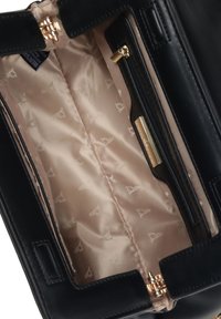 Interno di una borsa in pelle nera, con una fodera liscia di un beige chiaro e un sottile motivo a logo ripetuto, oltre a una tasca con zip.