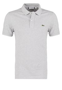 Polo gris clair à manches courtes avec deux boutons et petit logo crocodile vert sur la poitrine gauche.