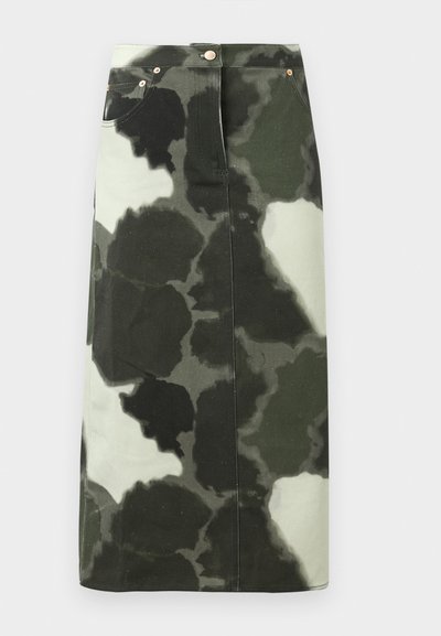 Fustă din denim cu model camouflage în tonuri de verde închis și negru, cu talie înaltă, patru buzunare și accente metalice. Lungime medie și croi drept.