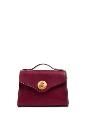 Piccola borsa a mano in pelle rosso scuro con manico superiore e chiusura a girello circolare dorata sulla patta frontale.