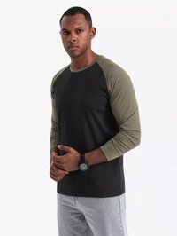 Schwarzes und olivgrünes langärmliges Raglan-Shirt mit einem einfarbigen Design, Rundhalsausschnitt und weicher Textur. Getragen mit grauen Jeans.