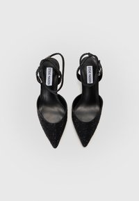 Escarpins noirs à bout pointu avec tige en tissu texturé, bride de cheville avec boucle et intérieur lisse noir portant l'étiquette de la marque.