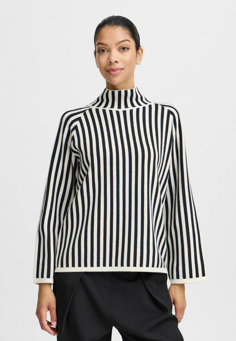Ribaga turtlenecki särk must-valge, millel on vaba lõige, pikad varrukad ja soonikkoes krae ning hem.