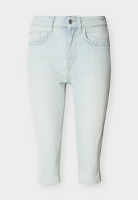 helehallid, kõrge vöökohaga teksapüksid kapri pikkuses, esiküljel nööbi, tõmbluku ja viie taskuga, valge taustaga.