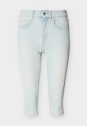 Világoskék, magas derekú, hímzett farmer capri nadrág elöl gombbal, cipzárral és ötlovas zsebes kialakítással, fehér háttér előtt bemutatva.