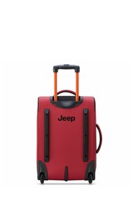 Valigia rossa con dettagli neri, dotata di un manico arancione estensibile, quattro ruote e il logo Jeep ben visibile.