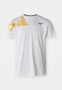 Witte sportieve t-shirt met een geometrisch geel ontwerp op één schouder, een gladde textuur, een ronde halslijn en een logo in donkergrijs.