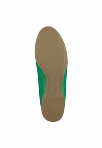Scarpa verde con tomaia liscia e suola in gomma beige chiaro. La suola presenta un motivo di grip testurizzato e un controcavo per il tallone ben pronunciato.