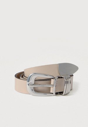 Beige leren riem met een glanzende zilveren metalen gesp, voorzien van een afgeronde rand en drie accentbanden op de gesp. Gladde textuur.